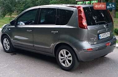 Хэтчбек Nissan Note 2011 в 