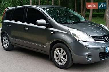 Хэтчбек Nissan Note 2011 в 