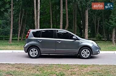 Хэтчбек Nissan Note 2011 в 
