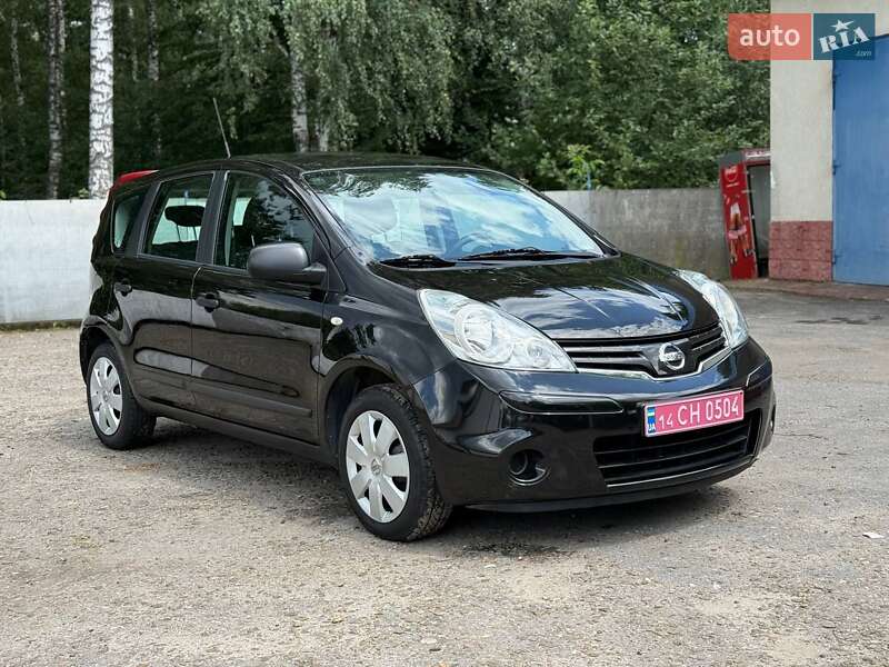 Хэтчбек Nissan Note 2010 в 