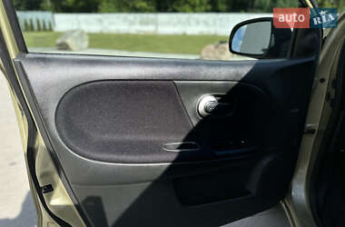 Хэтчбек Nissan Note 2009 в 