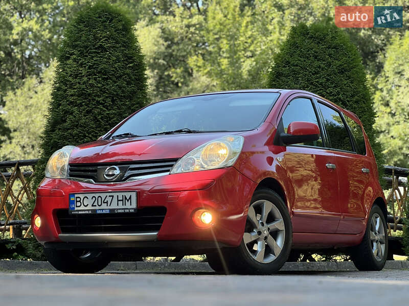 Хэтчбек Nissan Note 2011 в 