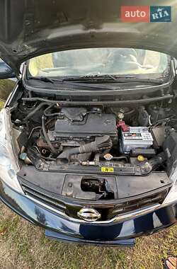 Хэтчбек Nissan Note 2011 в 