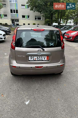Хэтчбек Nissan Note 2011 в 