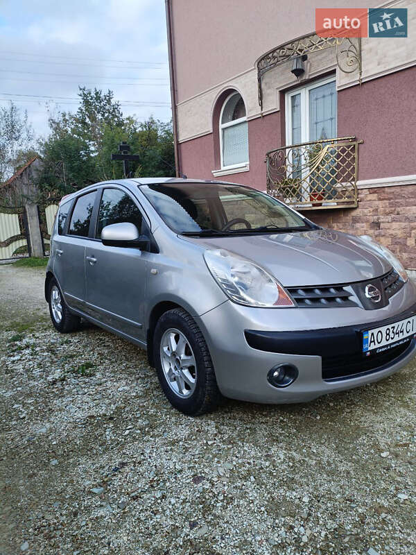 Хэтчбек Nissan Note 2006 в 