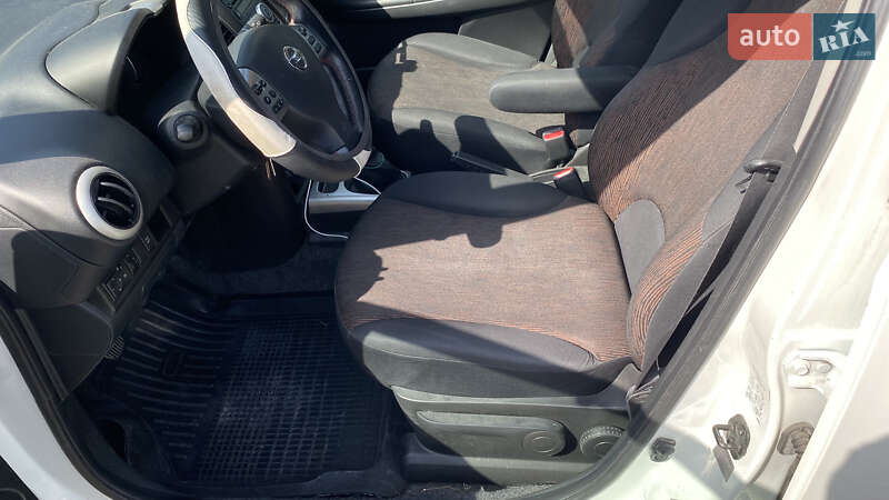 Хэтчбек Nissan Note 2010 в Сокале