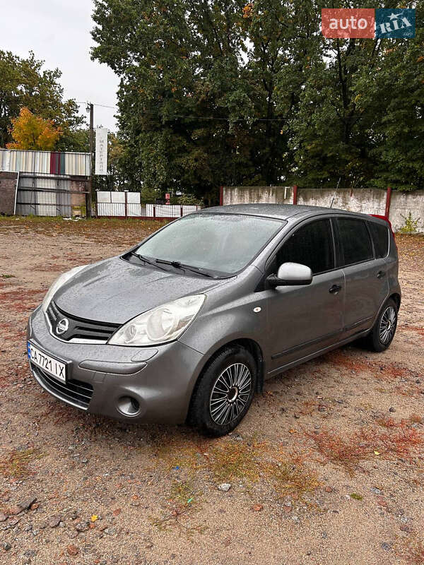 Хэтчбек Nissan Note 2011 в 