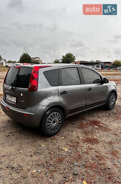 Хэтчбек Nissan Note 2011 в 