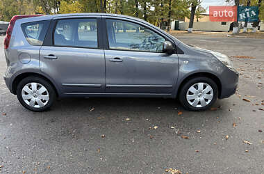 Хэтчбек Nissan Note 2010 в 