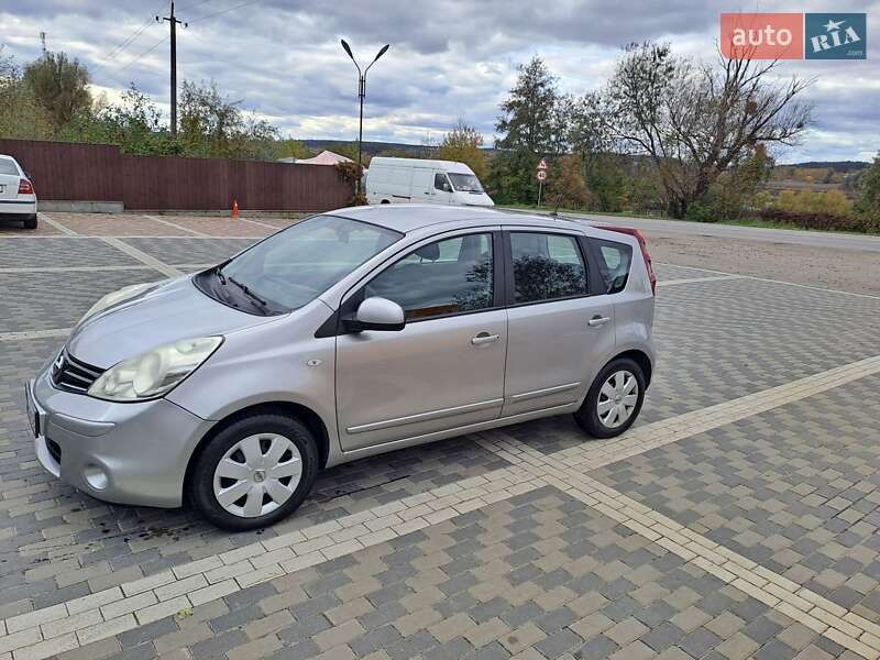 Хэтчбек Nissan Note 2009 в 
