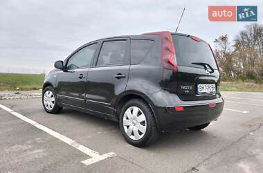 Хэтчбек Nissan Note 2009 в 