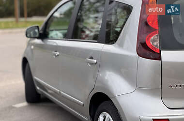 Хэтчбек Nissan Note 2010 в 