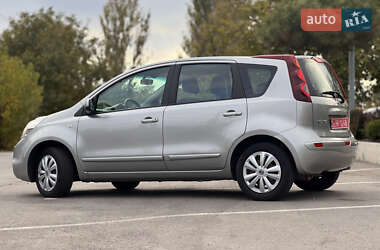 Хэтчбек Nissan Note 2010 в 
