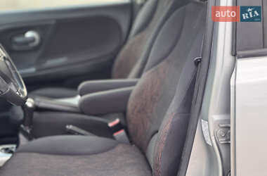 Хэтчбек Nissan Note 2010 в 