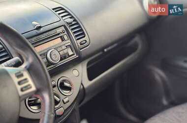 Хэтчбек Nissan Note 2010 в 