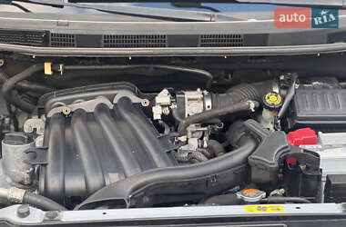 Хэтчбек Nissan Note 2010 в 
