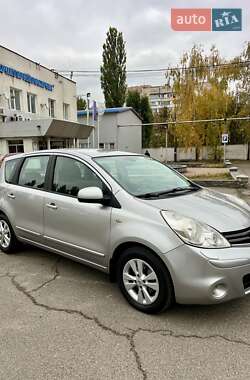 Хэтчбек Nissan Note 2010 в 