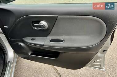 Хэтчбек Nissan Note 2010 в 