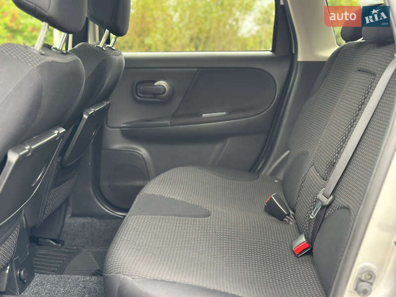 Хэтчбек Nissan Note 2006 в Староконстантинове