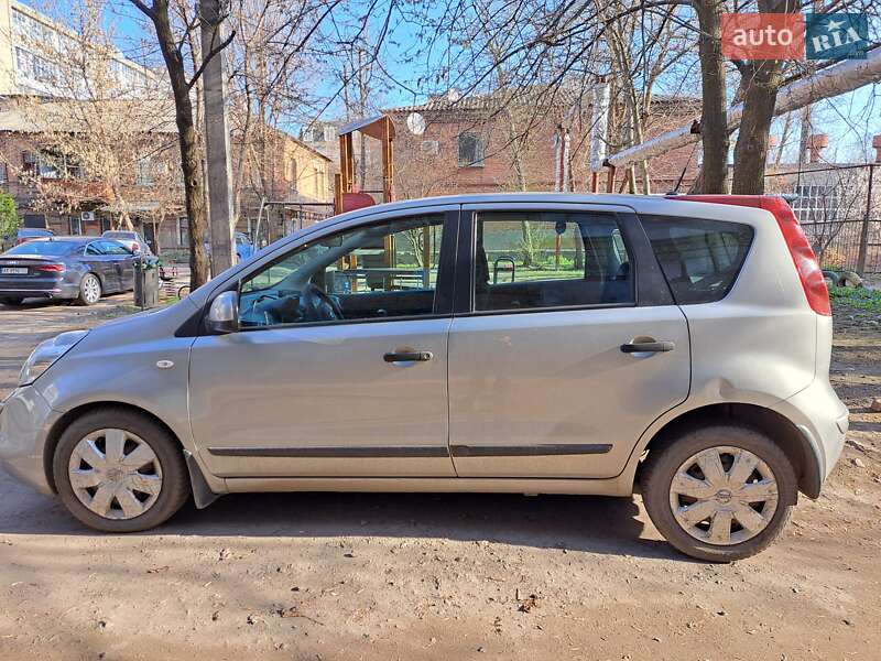 Хэтчбек Nissan Note 2011 в Запорожье