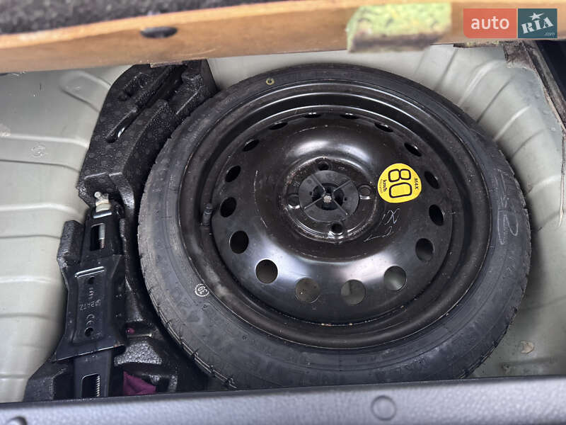 Хэтчбек Nissan Note 2009 в Полтаве