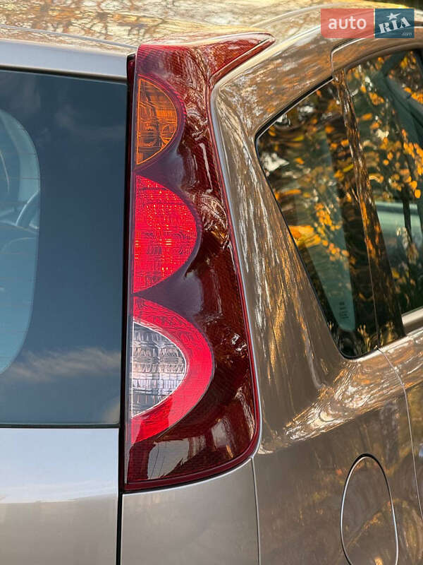 Хэтчбек Nissan Note 2011 в Стрые