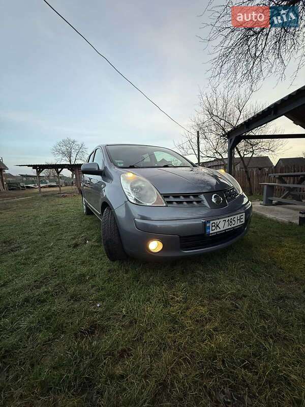 Хэтчбек Nissan Note 2009 в Дубровице