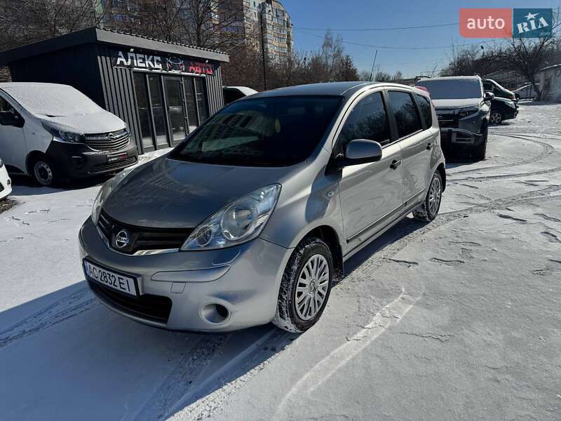 2012 Nissan Note, VIN SJNFAAE11U2155853:plate — фото 1 (autoria)