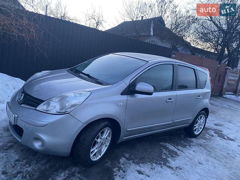 2009 Nissan Note, VIN SJNFAAE11U2025675:plate — фото 1 (autoria)
