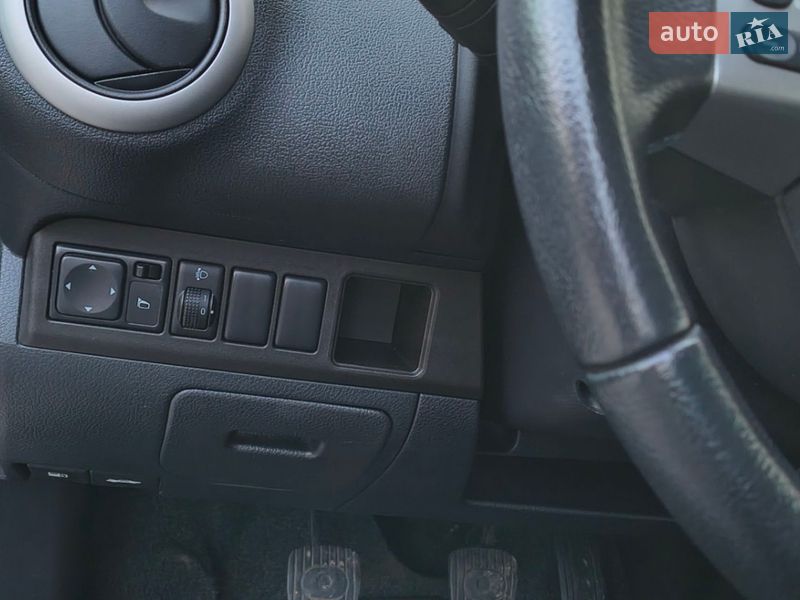 Хэтчбек Nissan Note 2012 в Могилев-Подольске