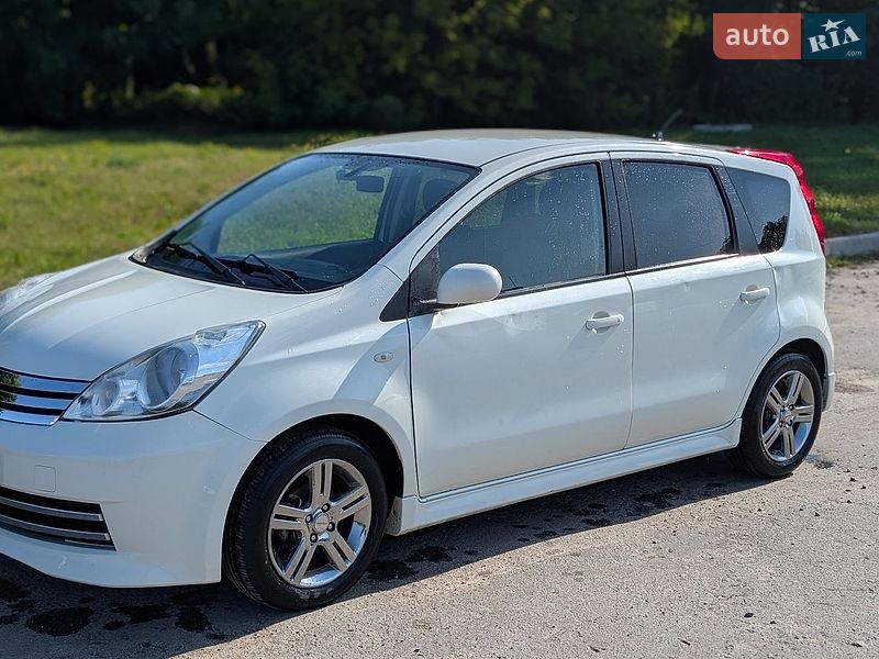 Хэтчбек Nissan Note 2011 в Деражне