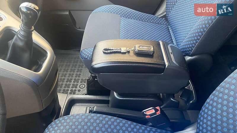 Мінівен Nissan NV200 2011 в Мукачевому