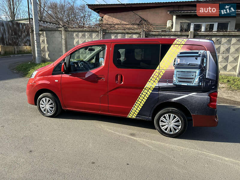 Минивэн Nissan NV200 2012 в 
