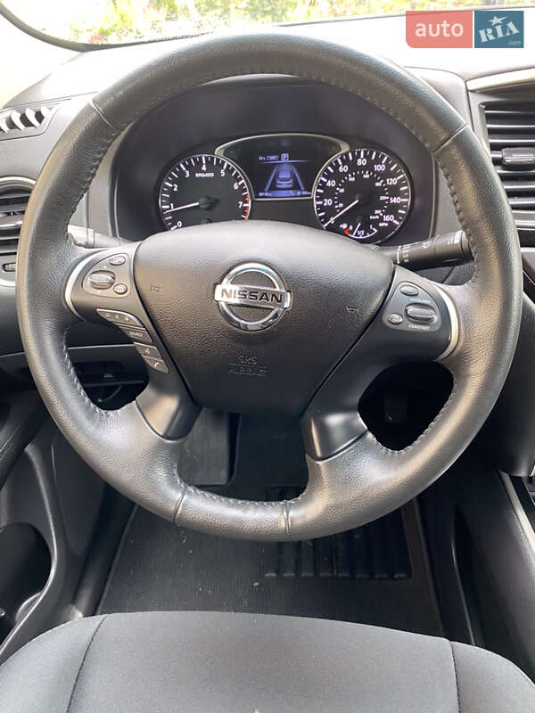 Внедорожник / Кроссовер Nissan Pathfinder 2017 в Черновцах