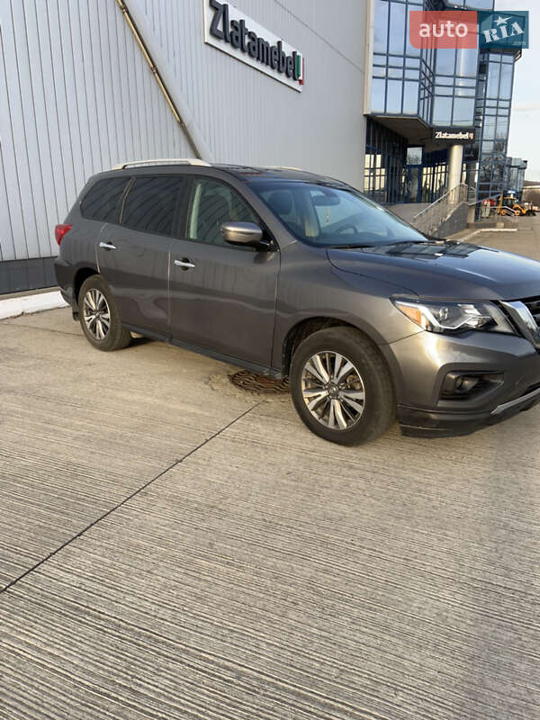 Внедорожник / Кроссовер Nissan Pathfinder 2017 в Черновцах