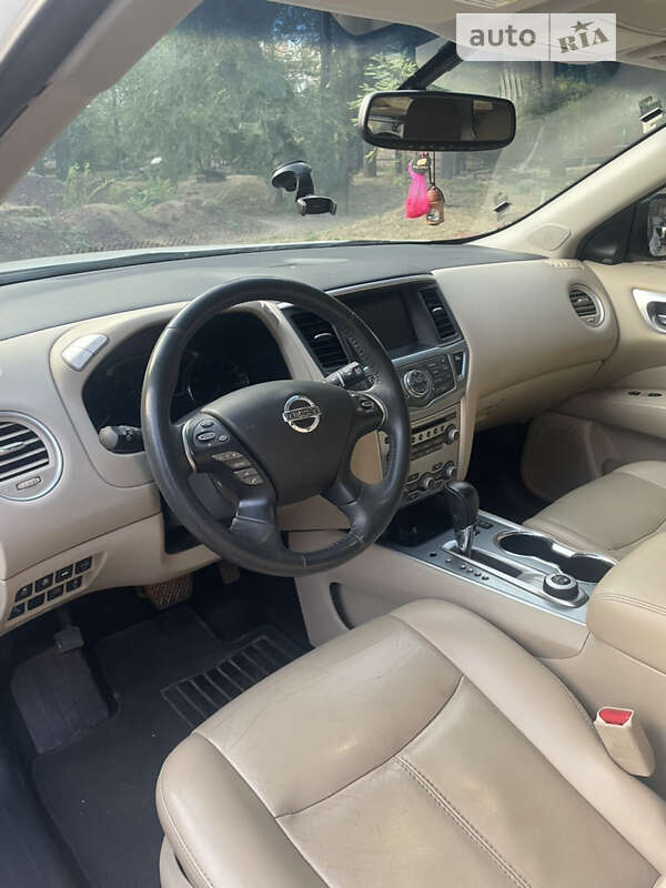 Внедорожник / Кроссовер Nissan Pathfinder 2016 в Кривом Роге