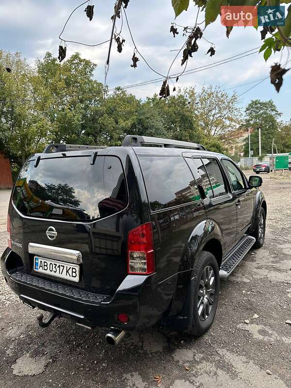 Внедорожник / Кроссовер Nissan Pathfinder 2011 в Черновцах