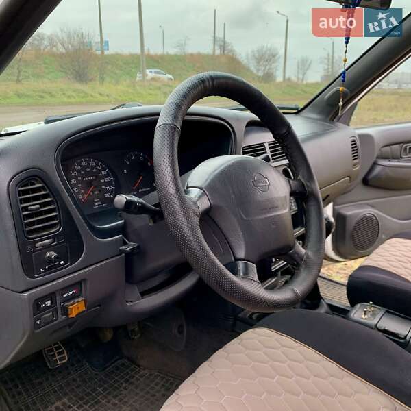 Позашляховик / Кросовер Nissan Pathfinder 1996 в Одесі