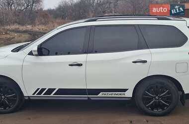 Позашляховик / Кросовер Nissan Pathfinder 2018 в Чугуєві