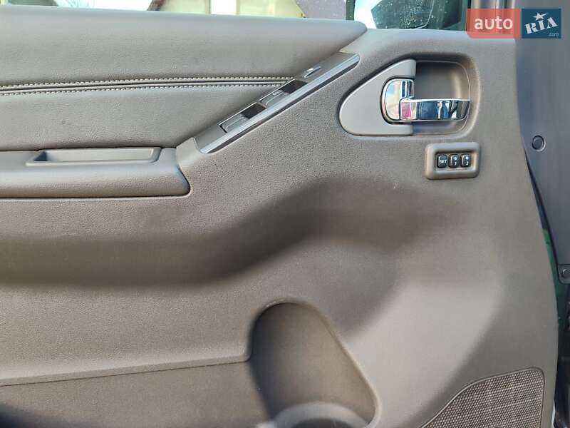 Позашляховик / Кросовер Nissan Pathfinder 2011 в Чернівцях