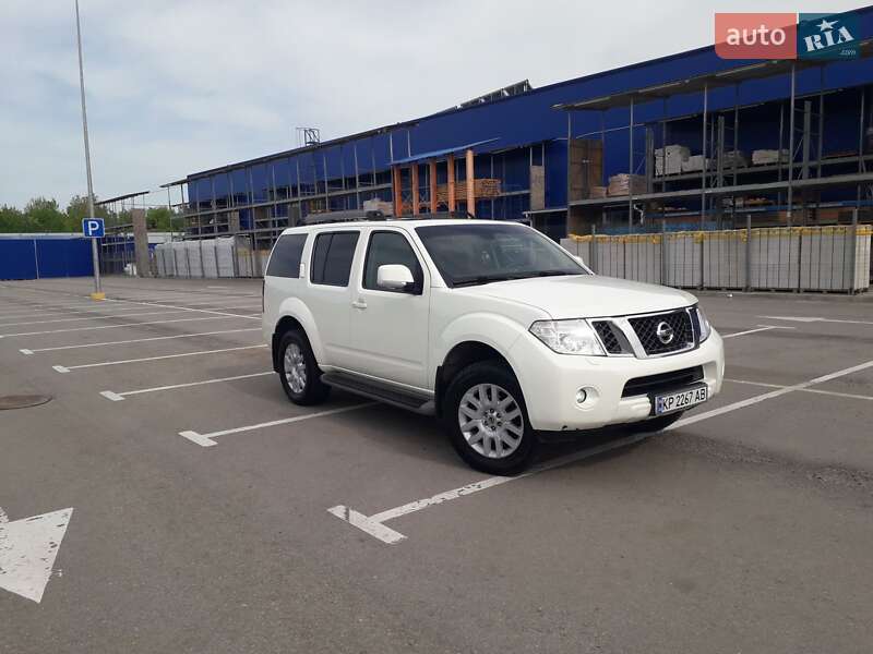 Позашляховик / Кросовер Nissan Pathfinder 2011 в 