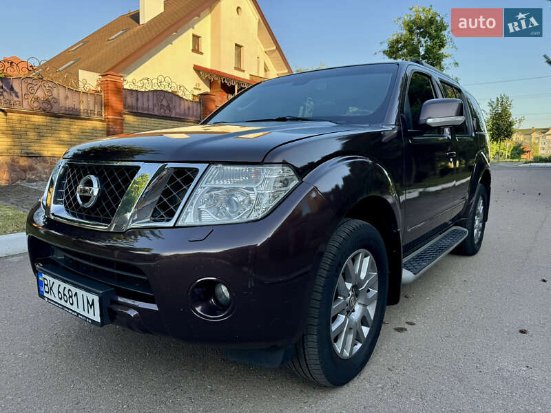 Внедорожник / Кроссовер Nissan Pathfinder 2011 в Ровно