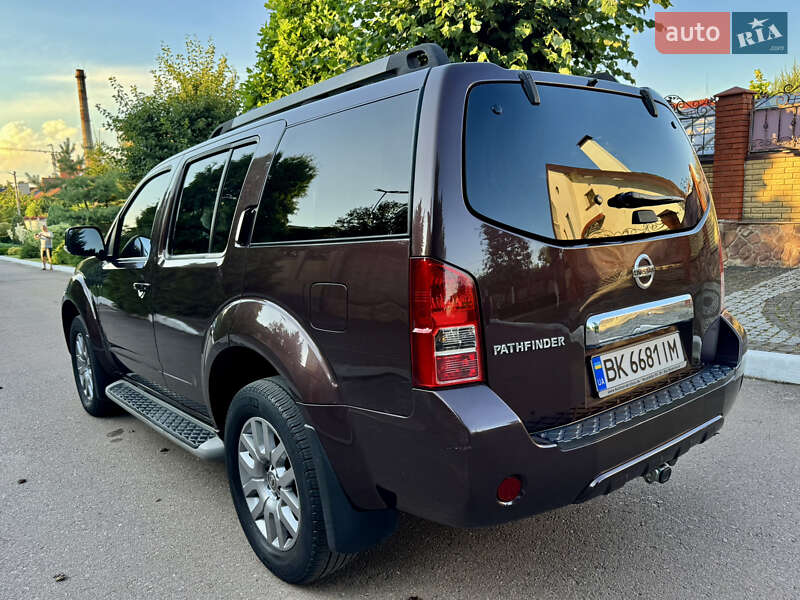 Внедорожник / Кроссовер Nissan Pathfinder 2011 в Ровно