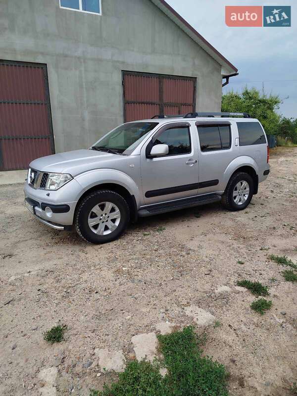 Позашляховик / Кросовер Nissan Pathfinder 2006 в Чернівцях