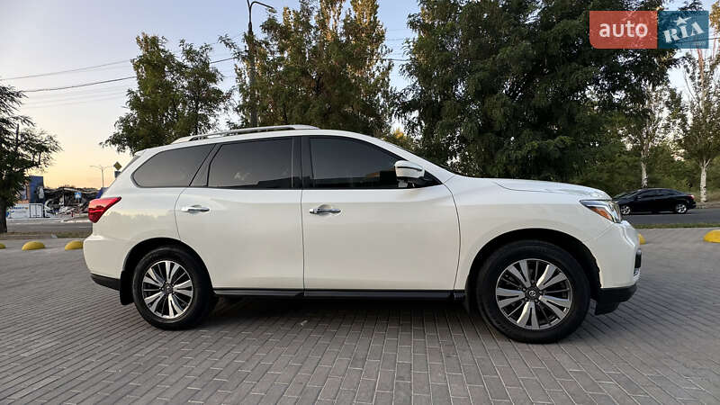 Внедорожник / Кроссовер Nissan Pathfinder 2016 в Каменском