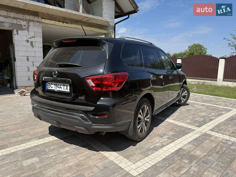 Позашляховик / Кросовер Nissan Pathfinder 2018 в Жовкві