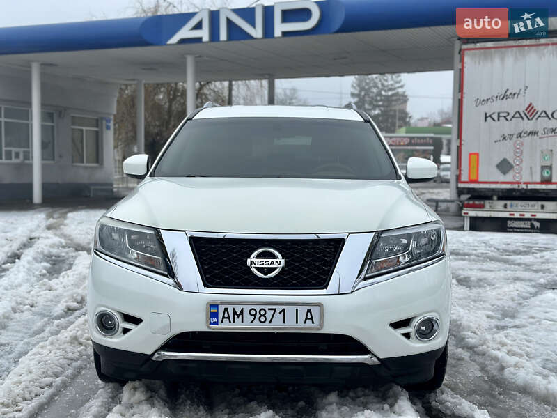 Внедорожник / Кроссовер Nissan Pathfinder 2015 в Черновцах