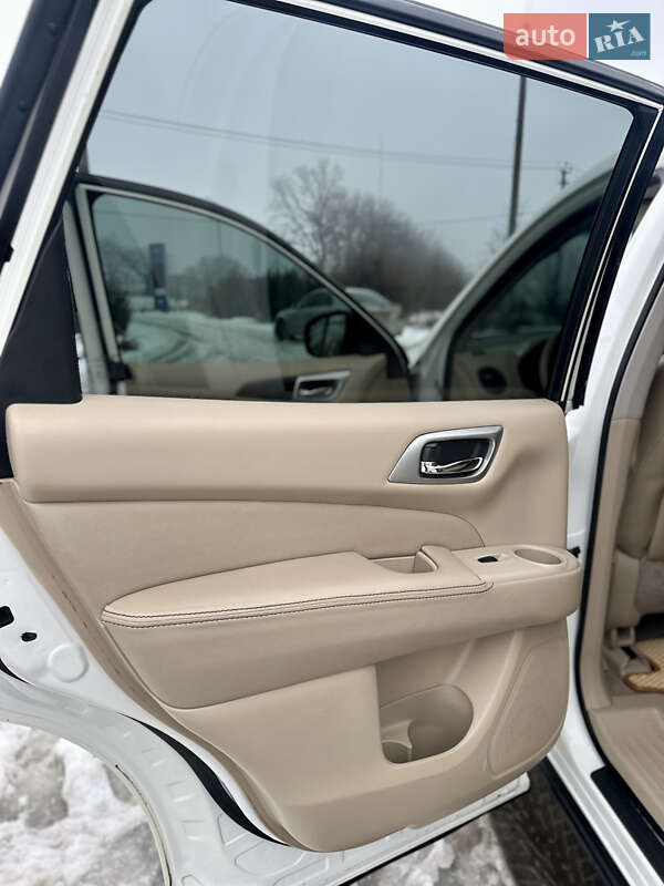 Внедорожник / Кроссовер Nissan Pathfinder 2015 в Черновцах