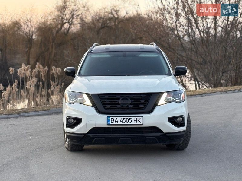 Внедорожник / Кроссовер Nissan Pathfinder 2017 в Александрие