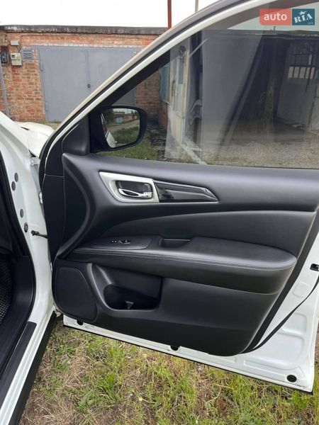 Внедорожник / Кроссовер Nissan Pathfinder 2017 в Александрие